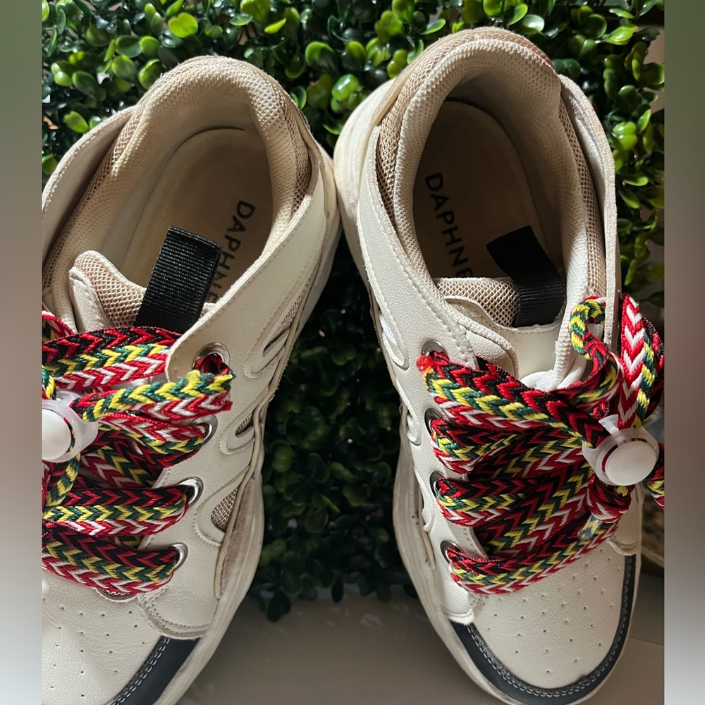 Daphne tenis shoes